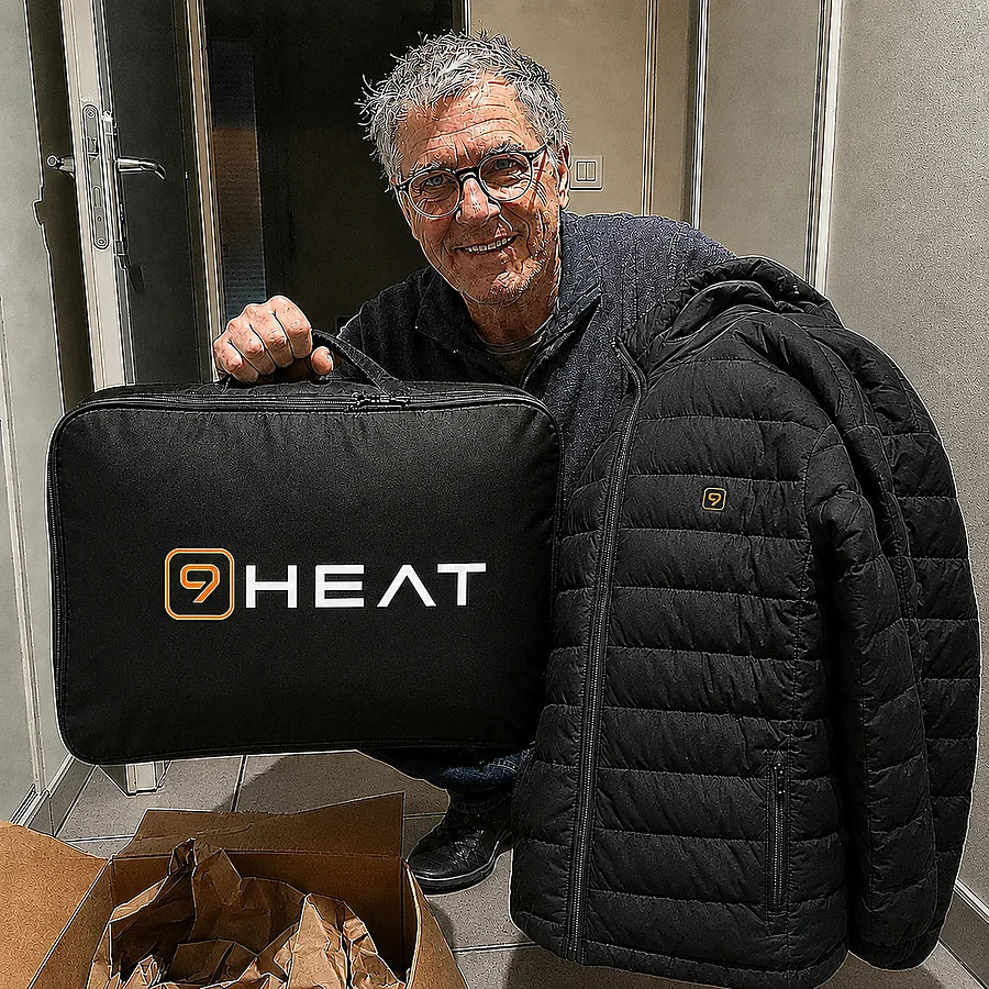 Client dans son entrée avec le colis et le sac de rangement 9HEAT
