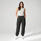 Pantalon chauffant femme Pant'R 8 porte sur fond studio clair