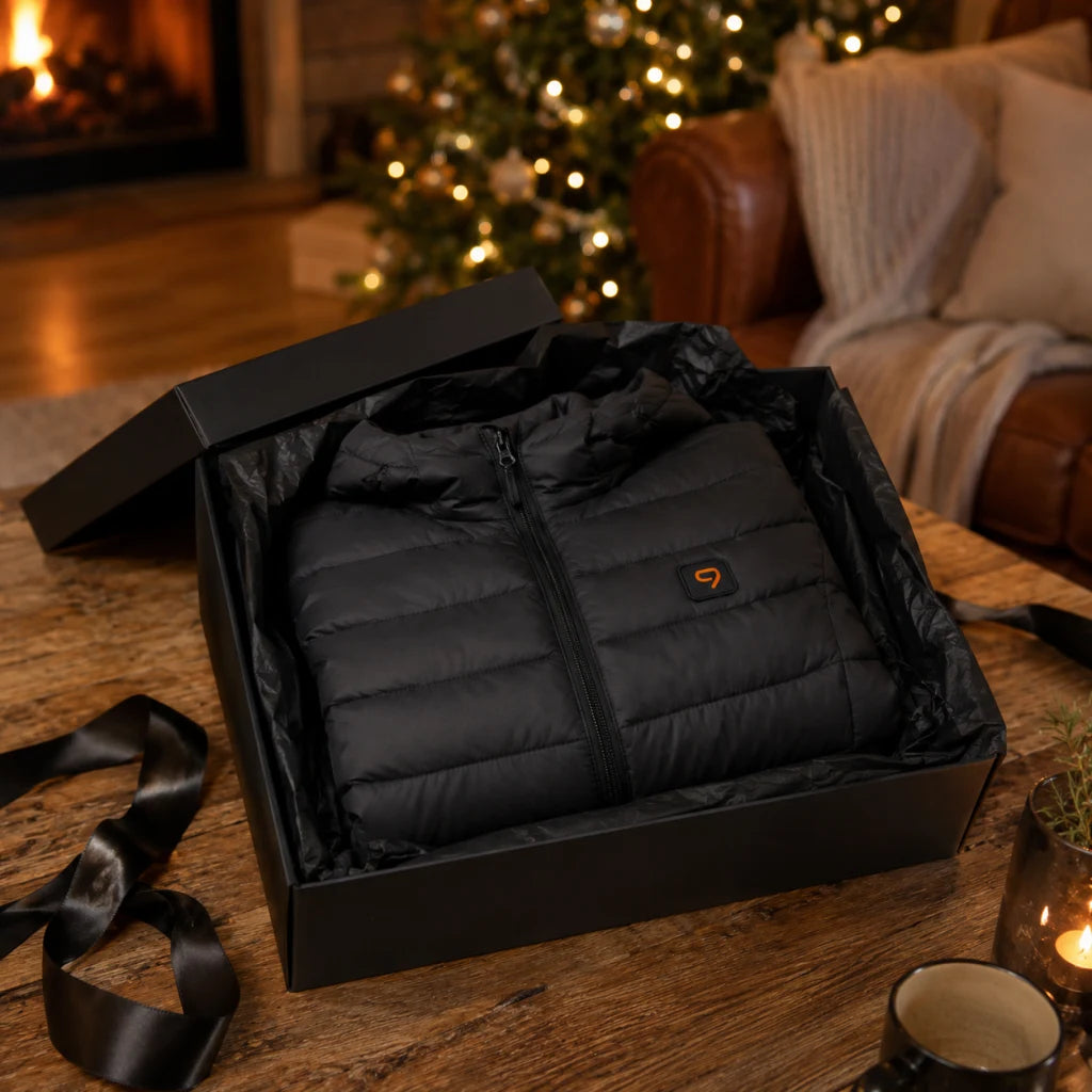 Doudoune chauffante Celsius 21 pliée dans une boîte cadeau noire, ambiance de Noël