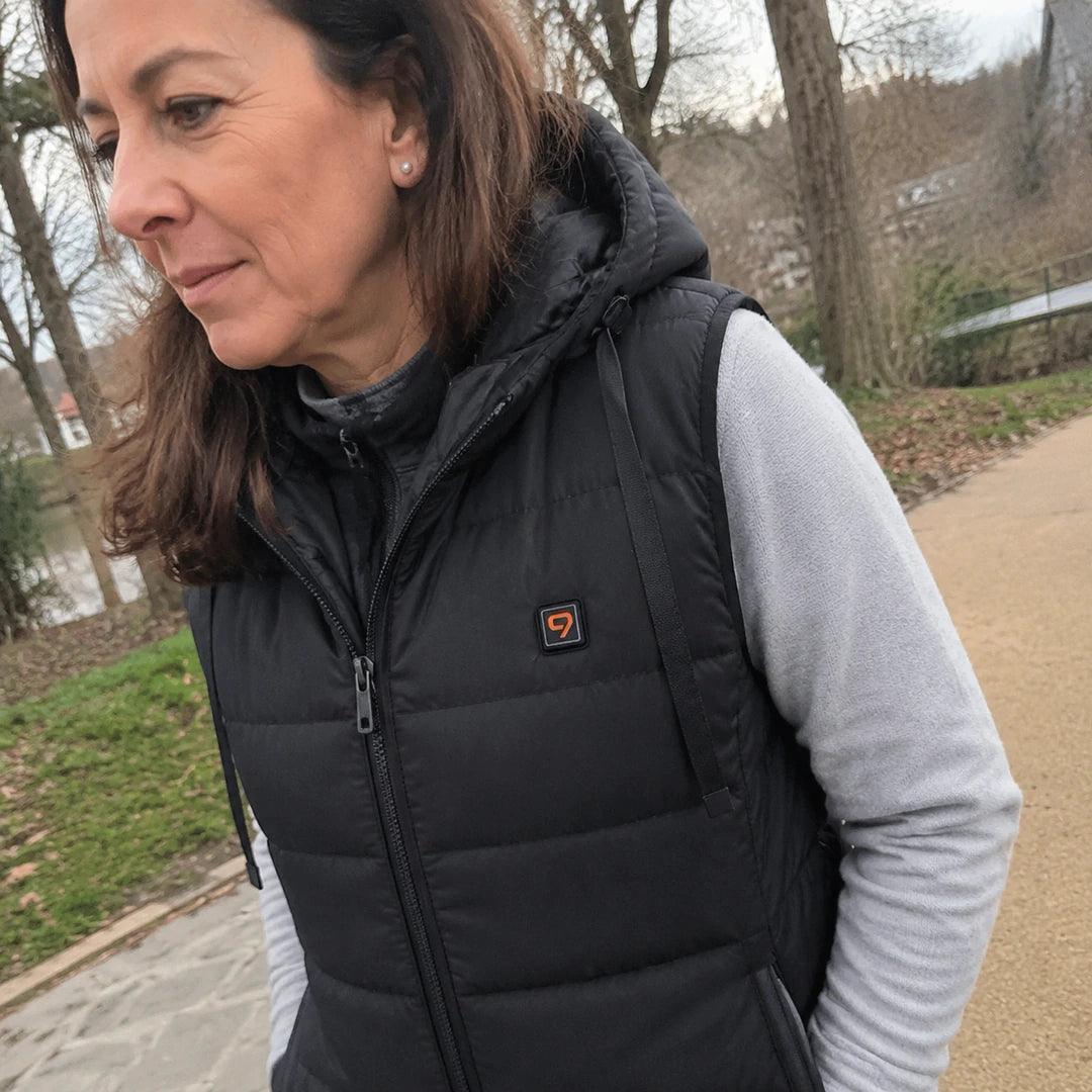 Photo client portant 9HEAT Nova V7 - Gilet chauffant à capuche Unisexe