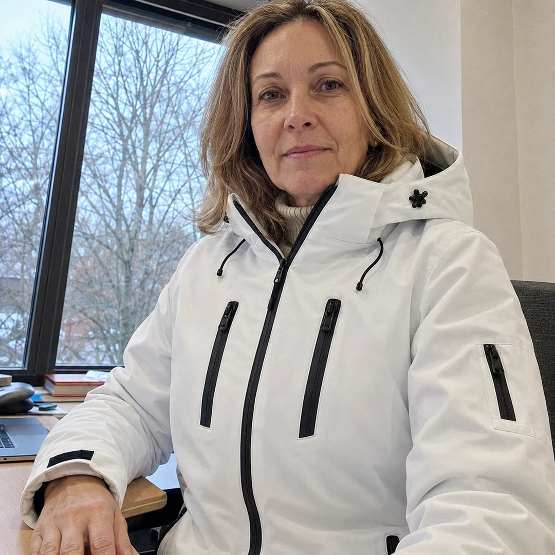 Photo client portant 9HEAT Glacier Pro 8 - Parka chauffante Femme