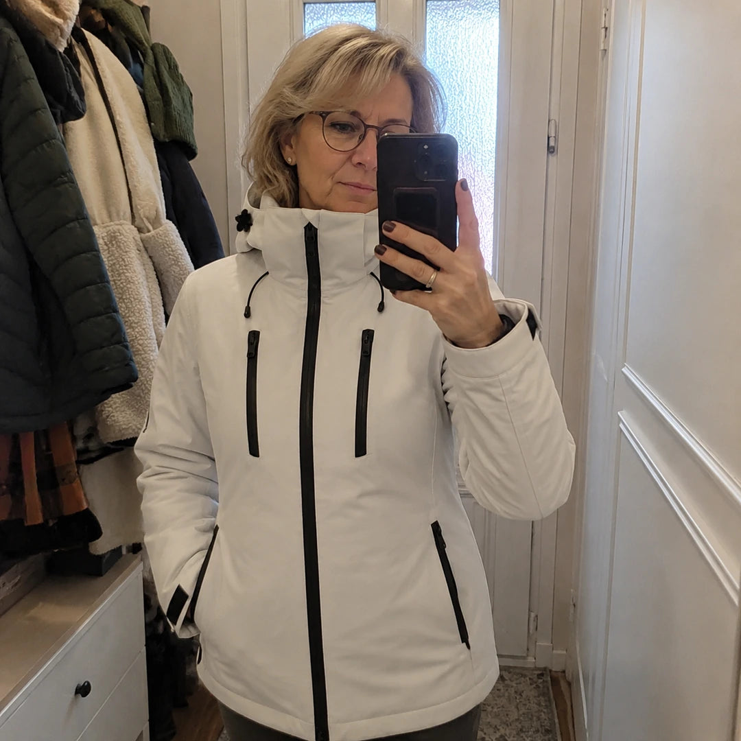 Photo client portant 9HEAT Glacier Pro 8 - Parka chauffante Femme