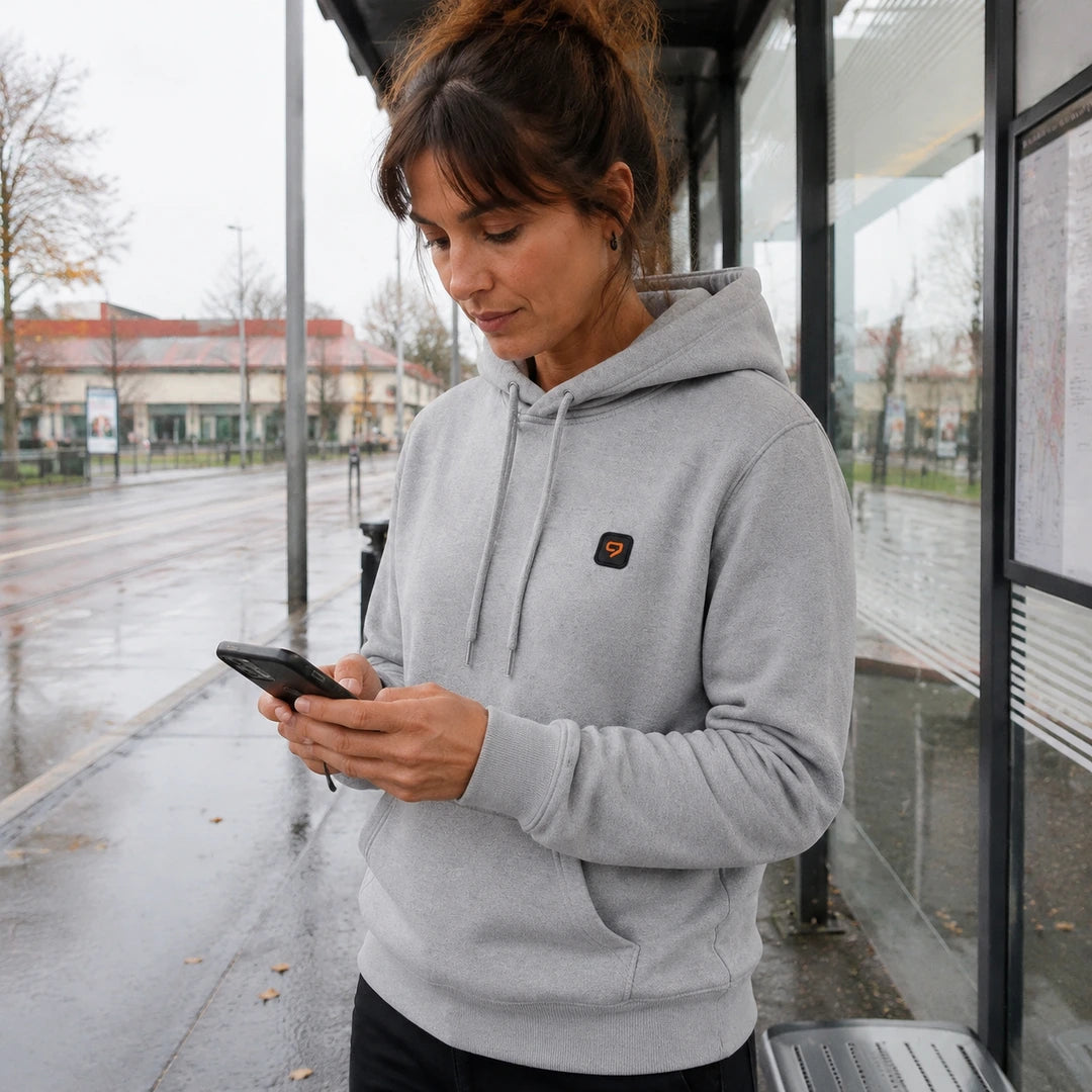 Photo client portant 9HEAT Volt Hoodie 12 - Sweat chauffant 12 zones