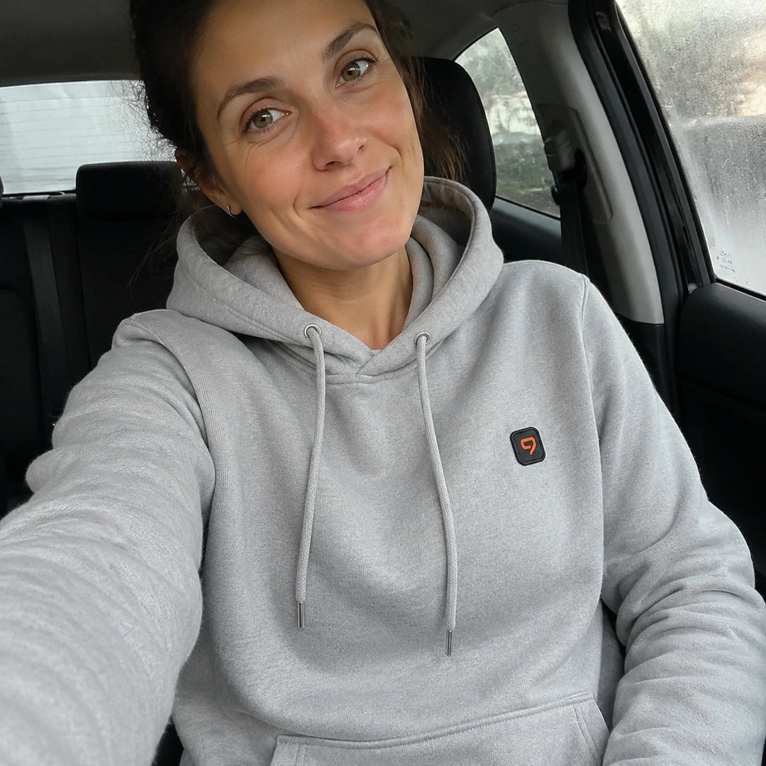 Photo client portant 9HEAT Volt Hoodie 12 - Sweat chauffant 12 zones