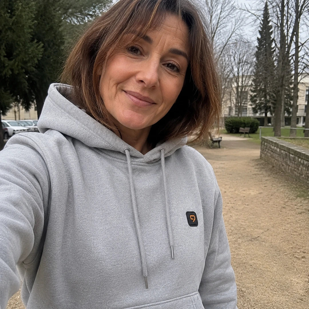 Photo client portant 9HEAT Volt Hoodie 12 - Sweat chauffant 12 zones