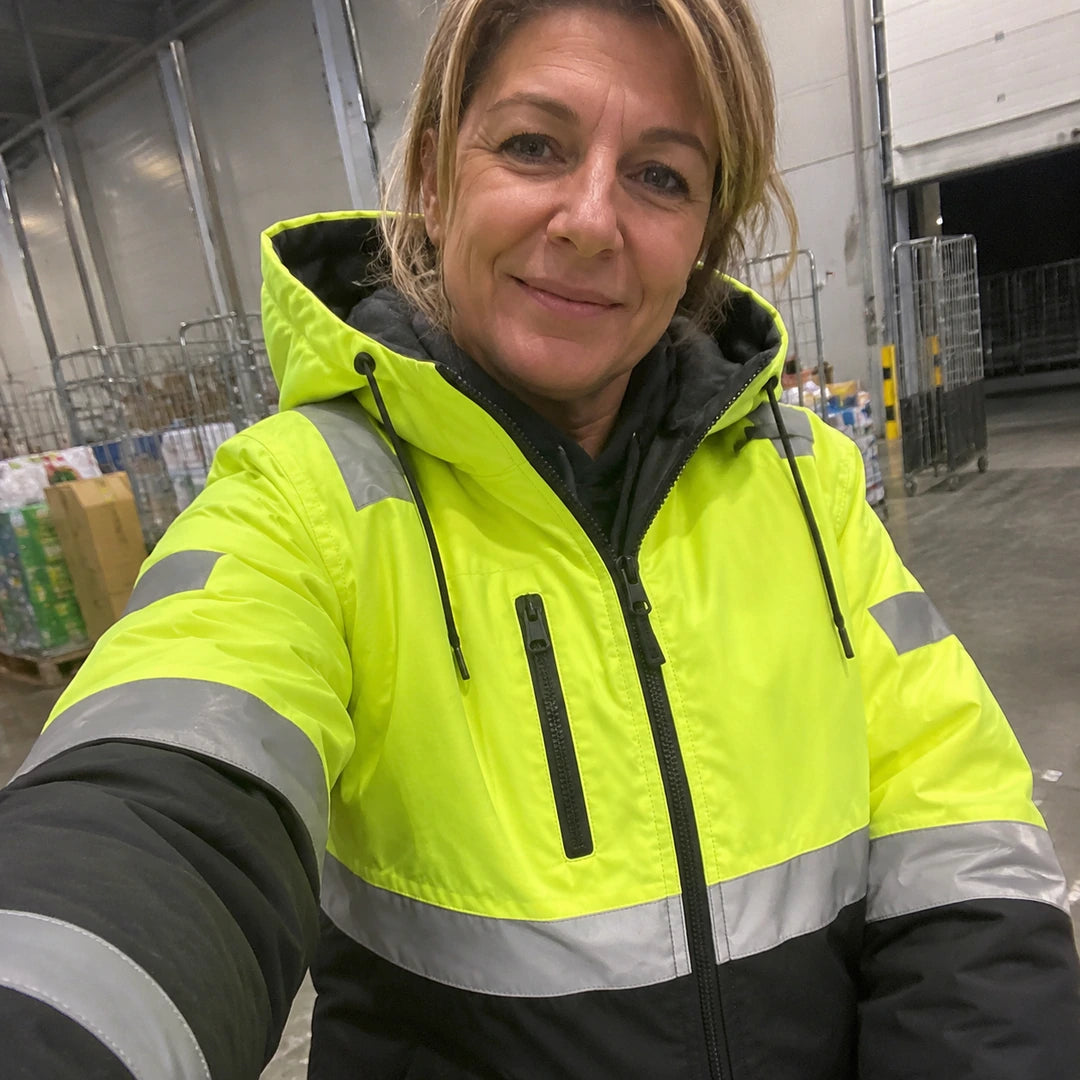 Photo client portant Veste de travail chauffante haute visibilité - WorkGuard